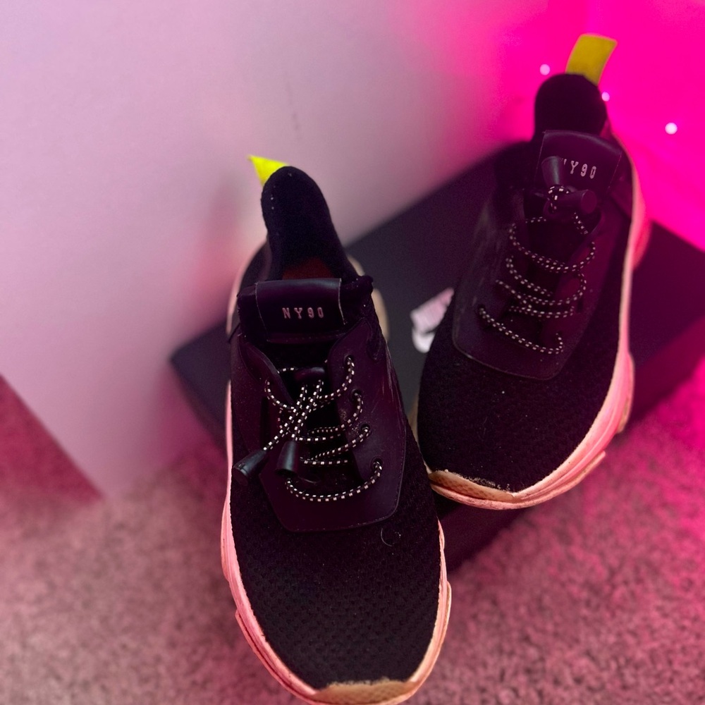 ICONIC STEVE MADDEN sneakers.